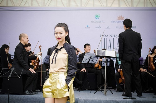 Tống Diệu Hằng quên lạnh diện short ngắn đi nghe nhạc