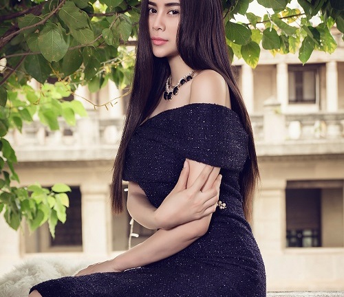 Sella Trương gợi cảm vừa đủ trong phòng ngủ