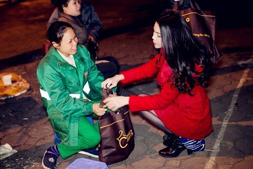 Trà Ngọc Hằng mang 