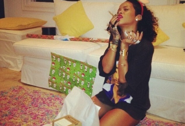 Rihanna lắc mông gợi cảm trong bộ trang phục “yêu tinh”