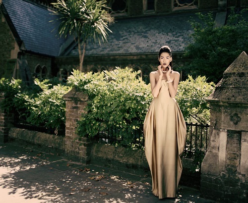 Hoàng Thùy lãng mạn giữa đường phố London