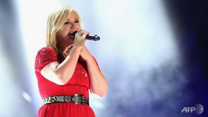 Kelly Clarkson móng tay ngắn cũn, tóc tai bù xù khi mang thai