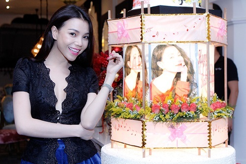 Ngọc Trinh chu môi xì tin trong sinh nhật Trà Ngọc Hằng