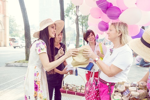 Trần Thị Quỳnh bán mứt, bóng bay ở Nhà thờ Sài Gòn