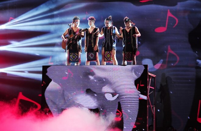 BTC Nhân tố bí ẩn xin lỗi vụ nhóm F-band dùng khăn Piêu quấn khố