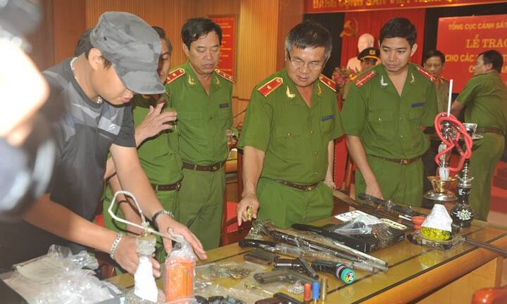 Phá đường dây tội phạm lớn, thu giữ 13 khẩu súng và 1kg ma túy