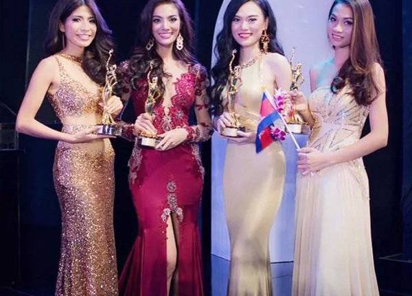 Người mẫu nude bên ngựa giành giải phụ Hoa hậu Quốc tế 2014