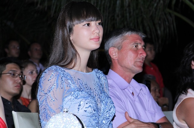 “Nữ thần bóng chuyền” U19 Sabina diện đầm xanh nền nã