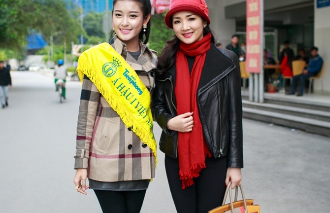 Á hậu Huyền My cùng Hoa hậu đền Hùng Giáng My đi từ thiện