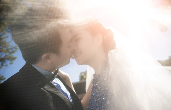 Lê Khánh tung ảnh cưới tràn ngập những nụ hôn