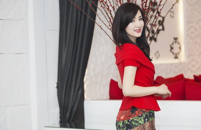 Hoa hậu Giáng My rạng ngời đón Noel 2014 trong sắc đỏ