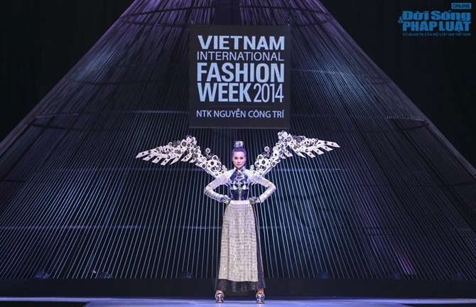 Thanh Hằng phải uống nước tăng lực để diện bộ đồ