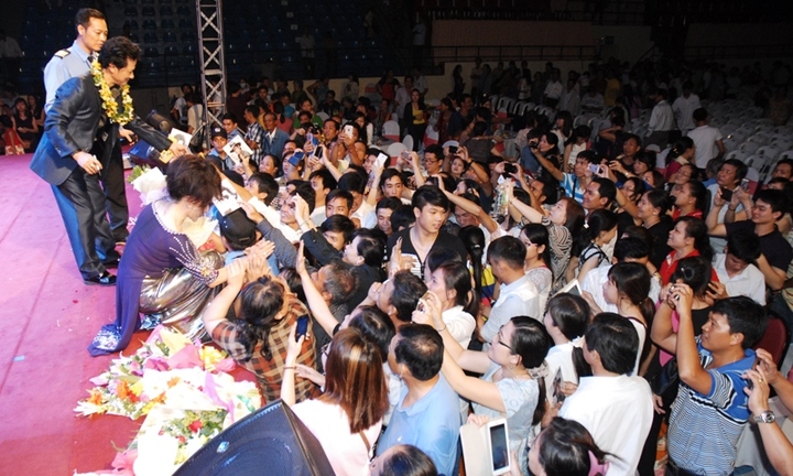 Khán giả lớn tuổi đua nhau đòi Chế Linh ký vào áo
