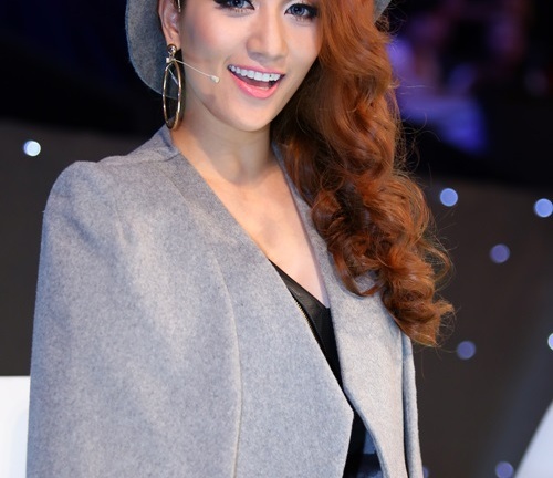 Khánh Thi diện áo cape, đầm da đầy cá tính