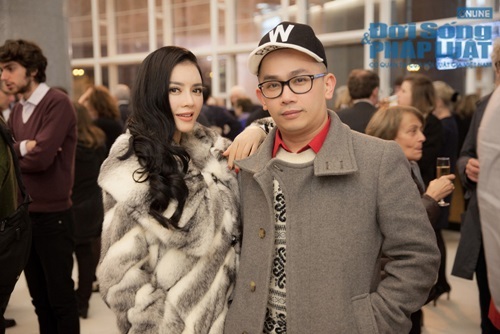 Lý Nhã Kỳ diện áo choàng lông dài chấm gót đi xem Opera