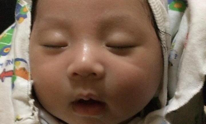 Siêu mẫu Xuân Lan giúp đỡ em bé bị bỏ rơi ở chùa từ xa