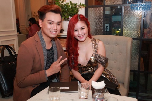 Hương Tràm lộ nội y trước đông đảo khán giả vì đầm quá ngắn