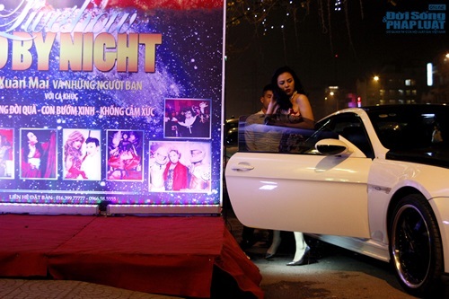 Á hậu Trà Giang diện đầm khoét ngực táo bạo giữa phố đêm Hà Nội