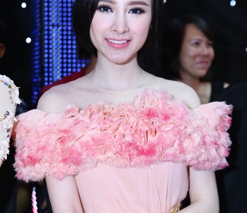 Angela Phương Trinh lộ mặt nhiều nếp nhăn khi đi xem nhảy