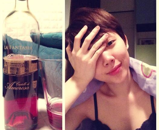 Facebook sao 24h: Tóc Tiên mất ngủ, ngồi uống rượu vang một mình