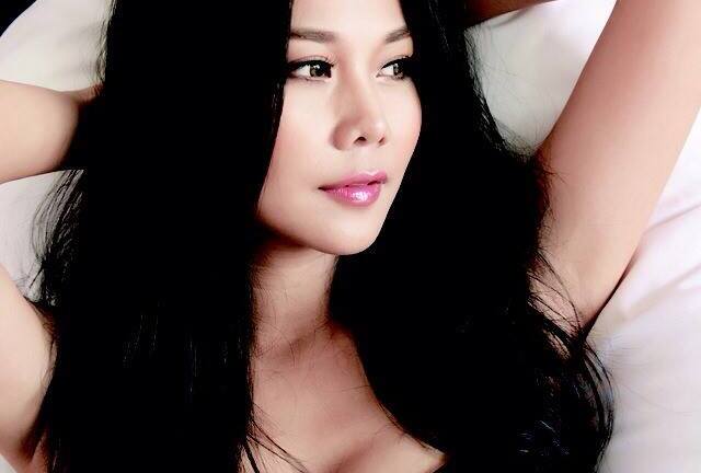 Facebook sao 24h: Thanh Hằng khoe vòng 1 căng đầy gợi cảm