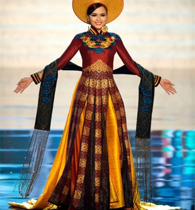 BTC Hoa hậu Hoàn vũ 2012 ấp úng nói về sự cố của Diễm Hương