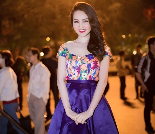 Á hậu Thụy Vân xinh đẹp làm MC Giờ trái đất