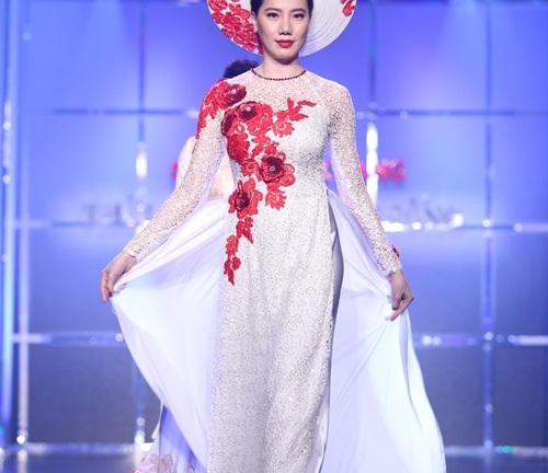 Chung Thục Quyên làm vedette chính trong BST 