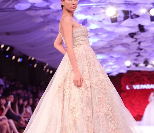 Dàn chân dài lộng lẫy trong khu 