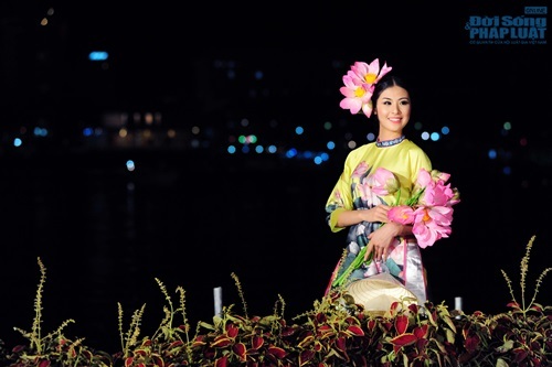 Ngọc Hân dịu dàng cùng sen trong đêm bế mạc Festival Huế 2014