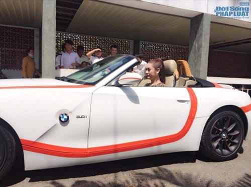 Lâm Chi Khanh khoe xế sang BMW độ cực đẹp