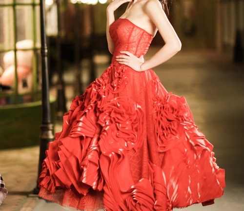 Mai Phương Thúy mê hoặc ánh nhìn với đầm đỏ rực