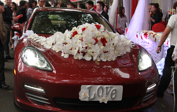 Tuấn Hưng đón dâu bằng siêu xe 10 tỷ đỏ chói