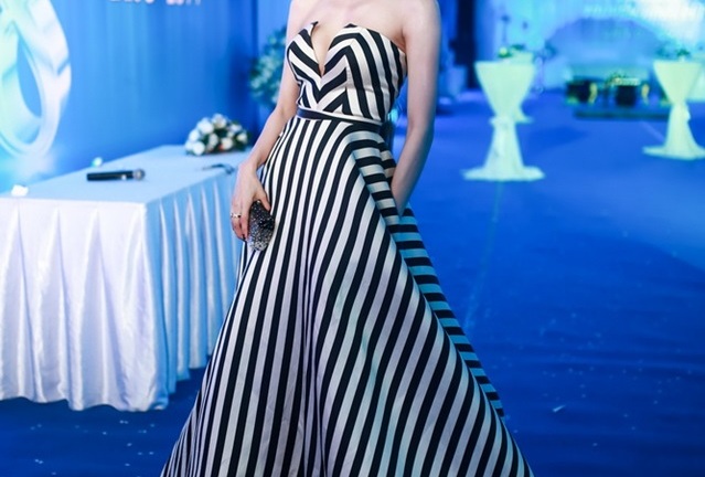 Sao Việt đẹp tuần qua: Ngất ngây ngắm Ngân Khánh mặc đầm kẻ