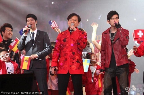 Thành Long hôn má Kim Hee Sun trong lần sinh nhật thứ 60