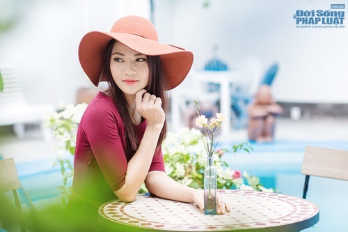 Hoa hậu Trần Thị Quỳnh nền nã, dịu dàng trong nắng Hè