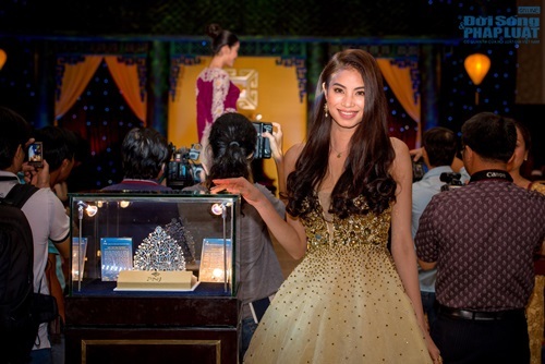 Phạm Hương rạng rỡ bên vương miện kim cương xanh 1,6 tỷ đồng