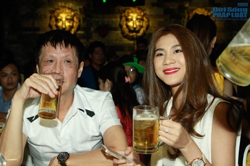 Đạo diễn Lê Hoàng vui vẻ uống bia bên người đẹp Kim Dung