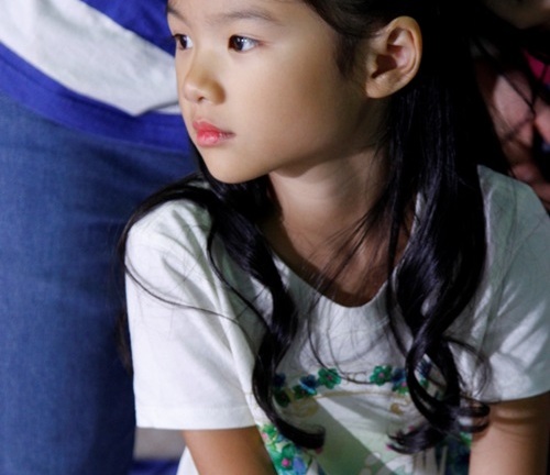 Con gái Trương Ngọc Ánh thích thú xem 