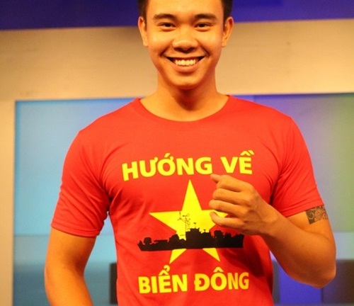 Đông Hùng mặc áo in cờ đỏ sao vàng hướng về biển Đông