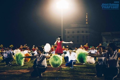 Văn Mai Hương diễn cùng 1000 vận động viên trên sân vận động