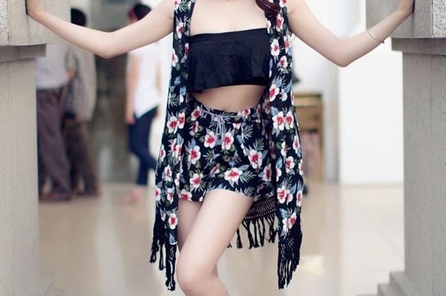 Trà Ngọc Hằng quyến rũ khoe eo thon, da trắng hơn Ngọc Trinh