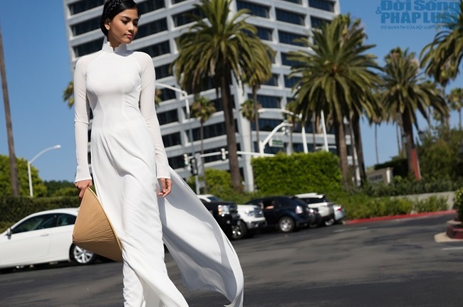 Trương Thị May diện áo dài trắng khoe dáng trên đất Mỹ