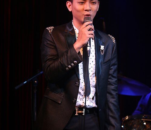 Clip: Hoài Lâm nhai kẹo cao su thay trầu hát