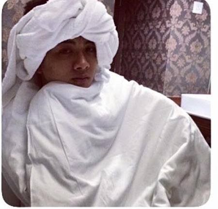 Hoài Lâm quấn chăn hóa trai đẹp bị trục xuất 