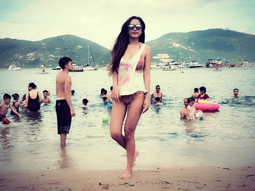 Mai Phương Thúy khoe vòng 1 hững hờ với bikini