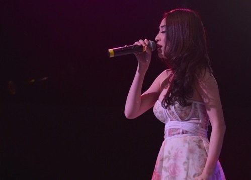 Như Ý gợi cảm hát cùng Duy Mạnh, Dương Triệu Vũ tại Mỹ