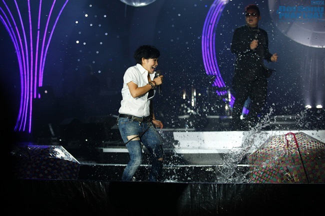 Phương Thanh chơi trốn tìm cùng khán giả trong đêm Mưa