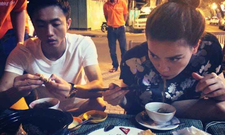 Hà Hồ - Cường Đô-la thoải mái ăn khuya 