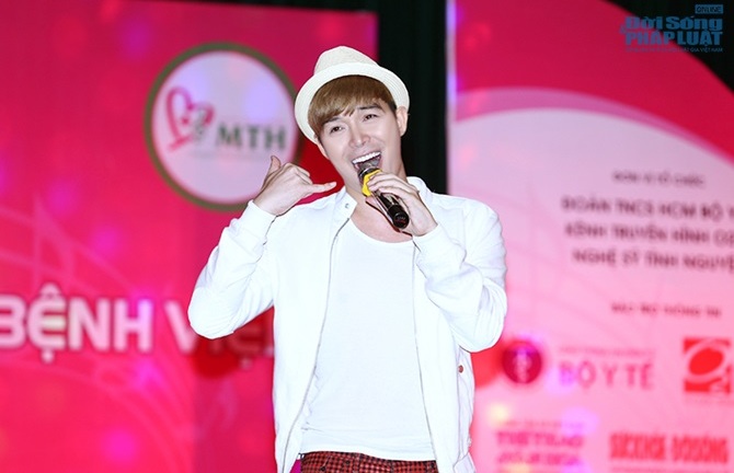 Nathan Lee mang âm nhạc đến bệnh viện
